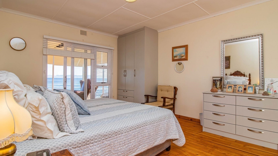 4 Bedroom Property for Sale in Perlemoenbaai Western Cape